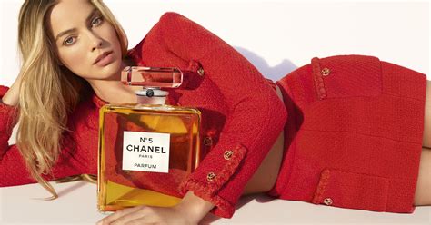 publicidad chanel n 5|Campaña CHANEL N°5 con Margot Robbie: ¡Nos vemos a las 5!.